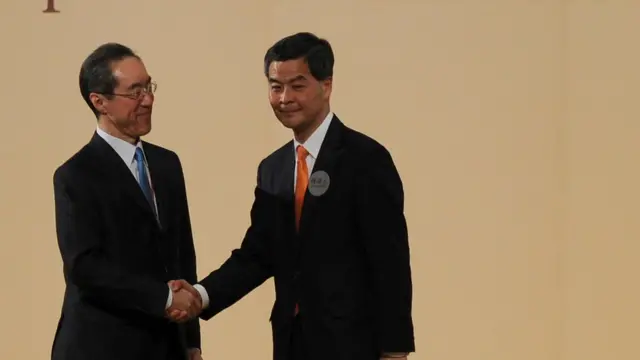 唐英年（左）與梁振英（右）在香港特首選舉點票結果公布前握手（25/3/2012）