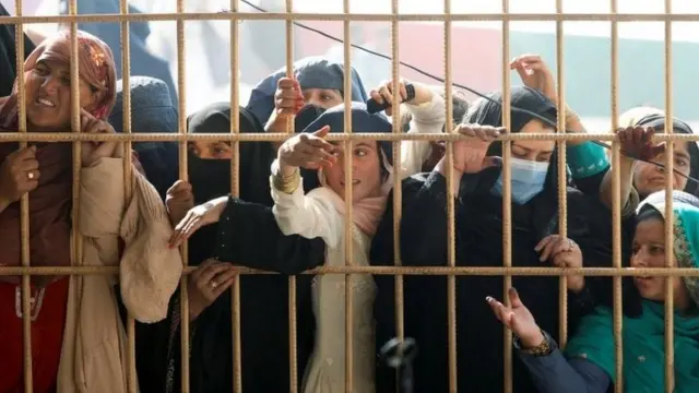 Afghan women queue for visas for Pakistan