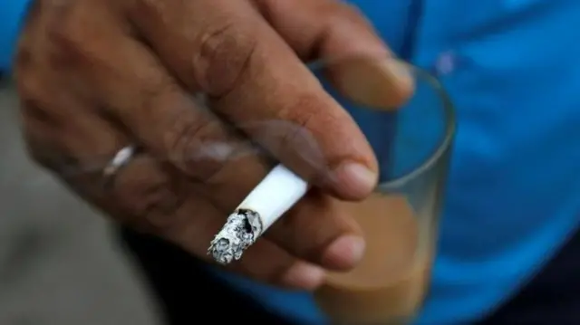 Hindistan'da sigara içen bir kişi