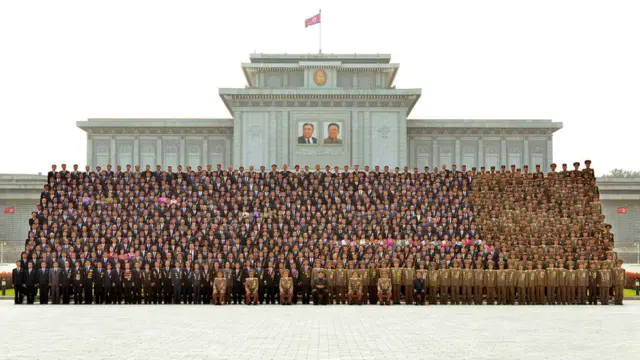 金正恩与核子科研人员在锦绣山太阳宫外拍照（）