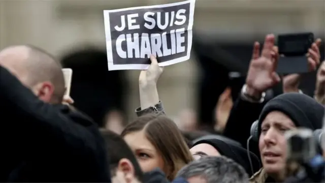 Saldırıdan sonra 'Je suis Charlie' (Ben Charlie'yim) sloganıyla gösteriler düzenlendi.