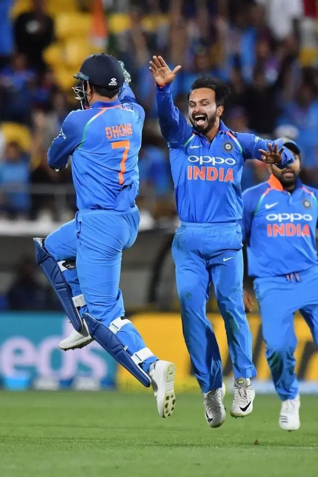 महेंद्रसिंग धोनी: 'तुझ्या बॉलिंगवर फटके पडले तर जबाबदारी माझी'