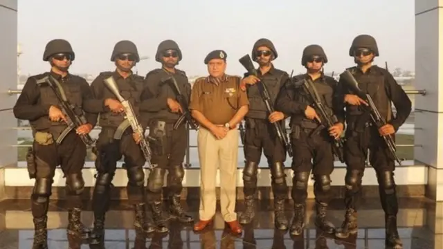 ઉત્તર પ્રદેશના પોલીસ મહાનિર્દેશક ઓપી સિંહ લખનઉમાં અન્ય પોલીસકર્મીઓ સાથે