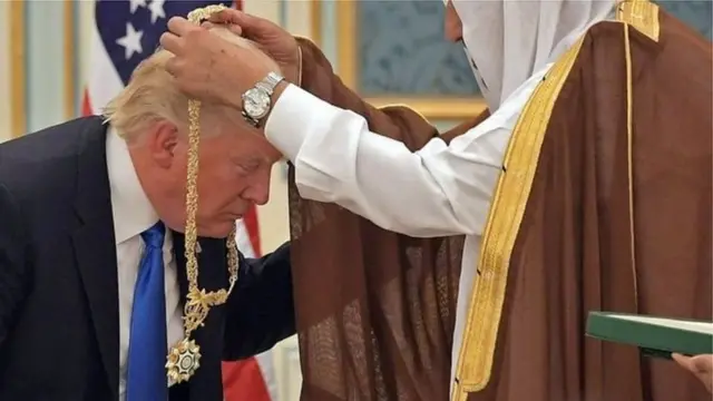 અમેરિકાના પ્રમુખ ડોનલ્ડ ટ્રમ્પનું સન્માન કરી રહેલા સાઉદી અરેબિયાના રાજવીનો ફાઈવ ફોટોગ્રાફ