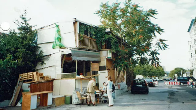 樹屋搖搖欲墜的樣子