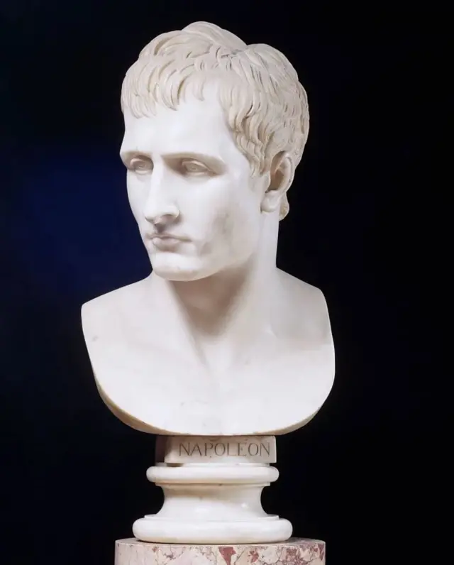 Napoléon voulait être immortalisé par des sculptures comme les grands dieux romains.