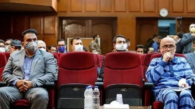 اکبر طبری در دادگاه در کنار بازپرس بیژن قاسم زاده دیگر متهم پرونده