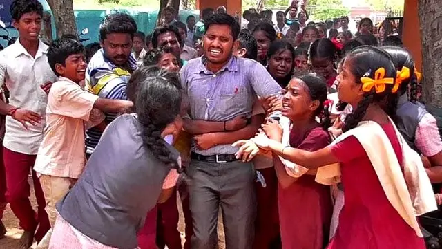 ஆசிரியர் பகவான் மீது வெளியகரம் மாணவர்கள் அன்பு மழை பொழிவது ஏன்?