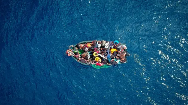 หากไม่มีร่มเงาหรือที่กำบัง อย่างน้อยก็ควรทำให้ตัวเปียก เพื่อลดการระเหยของน้ำในร่างกาย