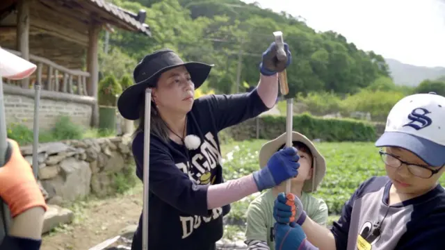 코로나를 계기로 농촌의 작은 학교들이 미래 교육의 대안으로 떠오르고 있다