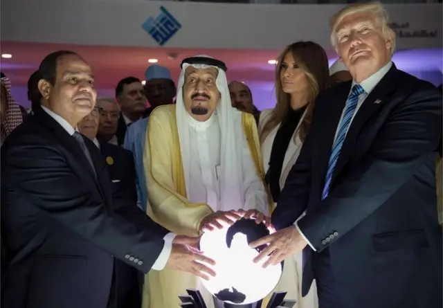 Abdul Fattah al-Sisi (esq.), Salman bin Adbulaziz (centro) e Donald Trumpbonus do sportingbetRiad (21/05/17)