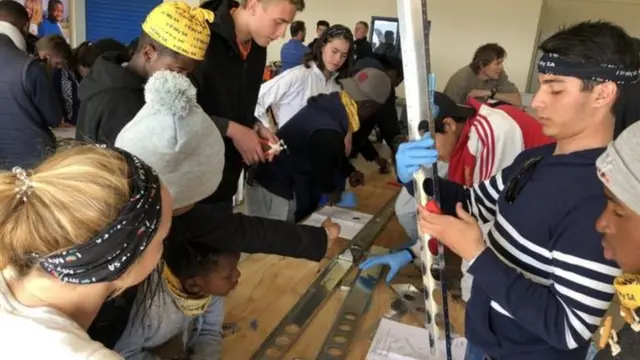 Iyo ndege y'ibyicaro bine yo mu bwoko bwa Sling 4 yateranyijwe n'itsinda ry'abanyeshuri 20 baturuka mu miryango y'amikoro atandukanye