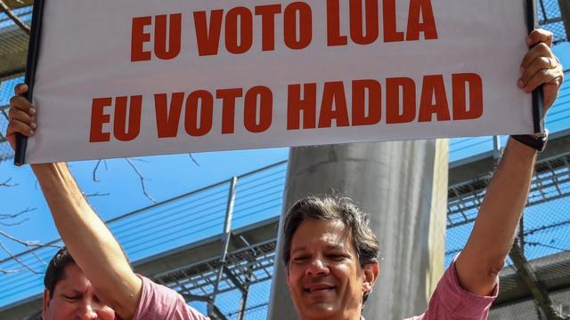 Fernando Haddad levanta placa com os dizeres: 'Eu voto Lula, eu voto Haddad'