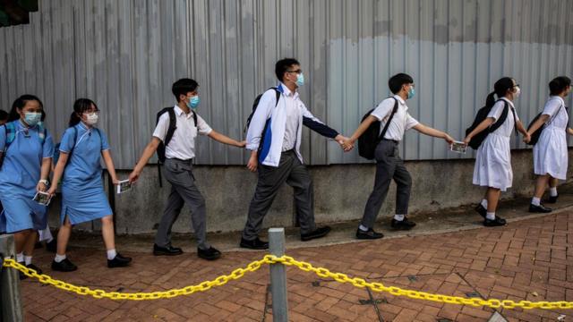 一些香港的中学生多次发起筑人链活动，响应过去一年多年的示威浪潮。