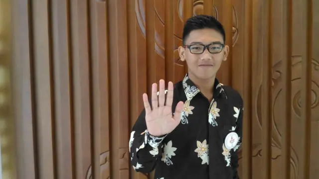 Dewa Sukma Trinanda Adhytia menerima penghargaan pelopor pencegahan perkawinan anak dari Kementerian Pemberdayaan Perempuan dan Perlindingan Anak