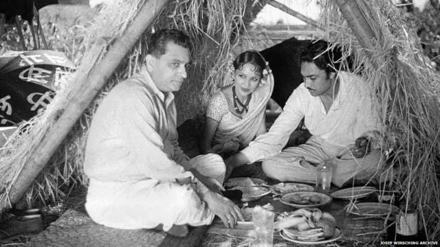 इज्जत चित्रपटाच्यावेळी हिमांशू रॉय, देविका राणी आणि अशोक कुमार.