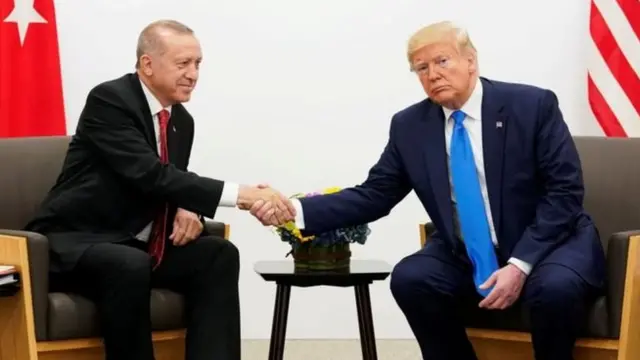 بسیاری دونالد ترامپ را به خیانت به کردهای سوریه که تنها متحد آمریکا در جنگ زمینی با داعش بودند متهم کرده اند