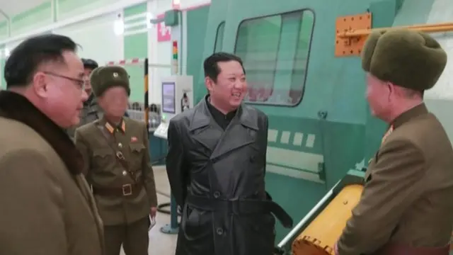 북한 조선중앙통신은 김정은 국무위원장이 중요무기체계를 생산하고 있는 군수공장을 현지지도했다고 28일 보도했다