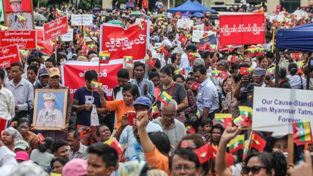ဦးလှဆွေကို ဥပဒေပုဒ်မ ၈၂အရ မြန်မာနိုင်ငံအတွင်း ဘယ်နေရာမဆို ဖမ်းနိုင်တဲ့ ဖမ်းဝရမ်း၊ တရားရုံးက သြဂုတ်လ၂၈ ရက်နေ့မှာ ထုတ်ပေးလိုက်ပါတယ် ။