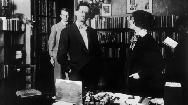 James Joyce bersama dengan pendiri Shakespeare and Co, Sylvia Beach di dalam toko buku yang membesarkannya.