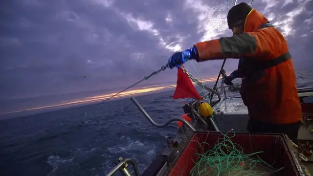 Un pescador en un barco