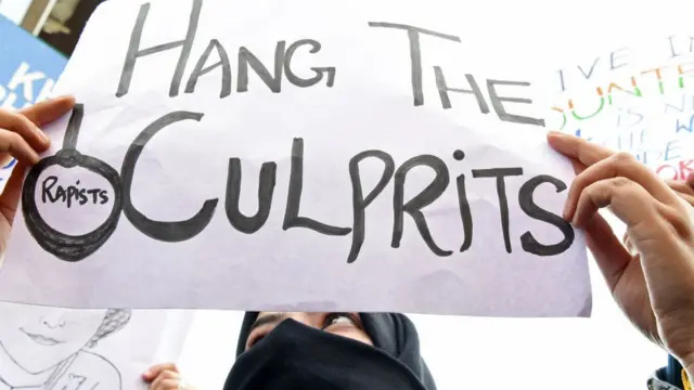 બળાત્કારીઓને ફાંસીની સજાની માગ કરી રહેલી દેખાવકાર