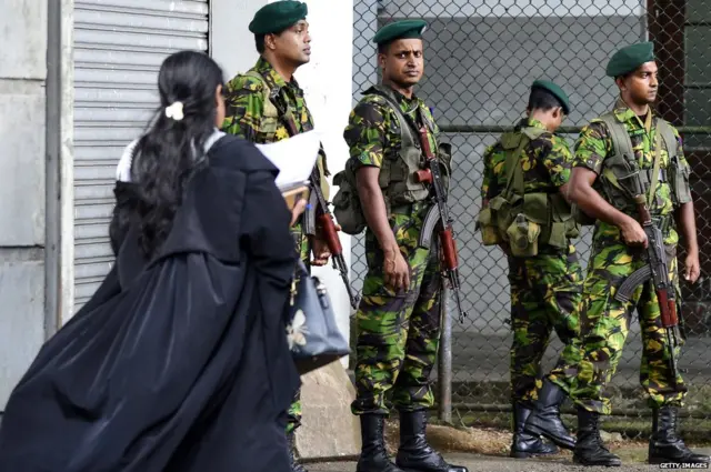 පෙත්සම් විභාගය පැවැත්වෙන අතරවාරයේ ශ්‍රේෂ්ඨාධිකරණය අවට ආරක්ෂාව තරකොට තිබිණ