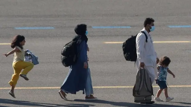 アフガニスタンからベルギーに到着した家族(25日、ベルギー・メルスブローク空軍基地)