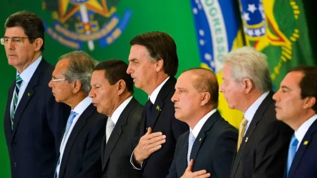 Temer e seus ministros cantam o hino nacional em solenidade