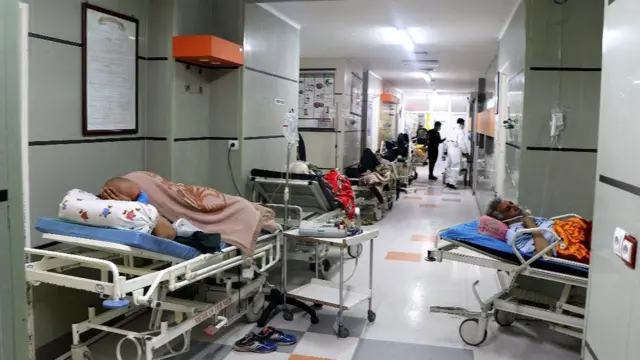 تصویر تجارت‌نیوز از بستری کردن بیماران در راهروی بیمارستان