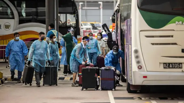香港国际机场一号客运大楼外抵达旅客登上旅游大巴前往隔离酒店（23/9/2022）