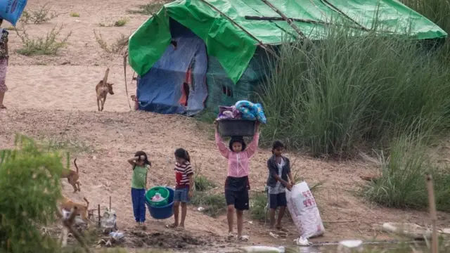 သောင်ရင်းမြစ်ကမ်းဘေးက စစ်ရှောင်ကလေးတွေ