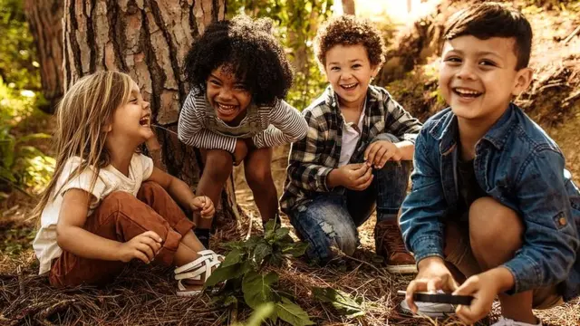 जंगल में खेलते हुए बच्चे