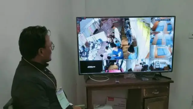 वालिङमा मतगणनास्थलको सीसीटीभी क्यामराबाट निगरानी गर्दै निर्वाचन अधिकारी