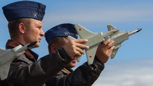 Российские пилоты во время тренировок на земле на учениях "Восток-2014"