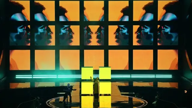 Виступ Tvorchi супроводжувало шоу з футуристичною графікою