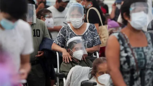 Una fila de vacunación en Perú