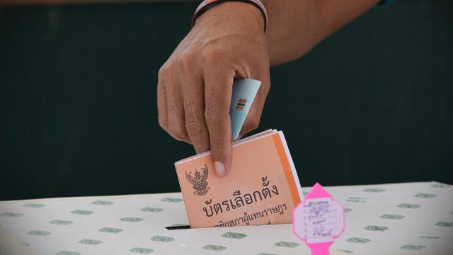 ประชาชนหย่อนบัตรเลือกตั้งเมื่อปี 2557