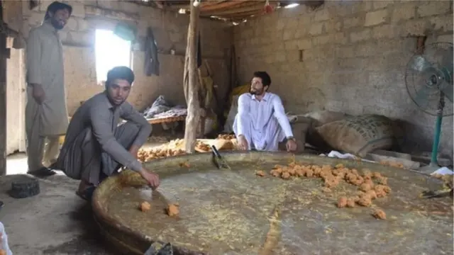 افغانستان او پاکستان کې د ګوړې چای هم مینه وال لري او د مېوې له ګډولو وروسته د ډالۍ په توګه هم ورکول کېږي.