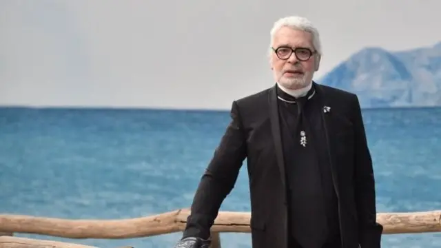 Lagerfeld difoto pada panggung Paris Fashion Week bulan Oktober 2018.