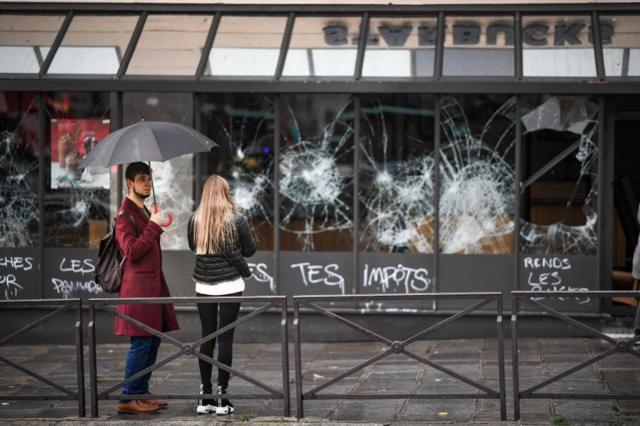 巴黎的一家星巴克在第四次"黄背心"抗议中，橱窗遭到毁坏。