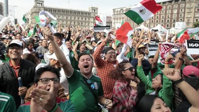 Mexicanos en el Zócalo de Ciudad de México