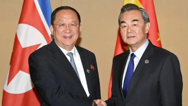 Kuzey Kore Dışişleri Bakanı Ri Yong Ho (solda), Çin Dışişleri Bakanı Wang Yi ile de biraraya geldi.