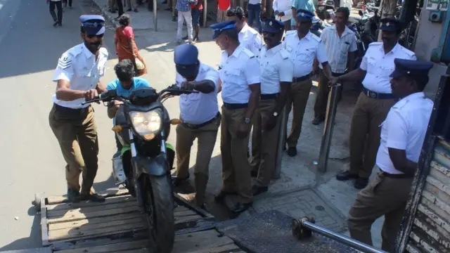 தாய் முன்பாக இளைஞர் மீது தாக்குதல்; வைரலாகும் வீடியோ