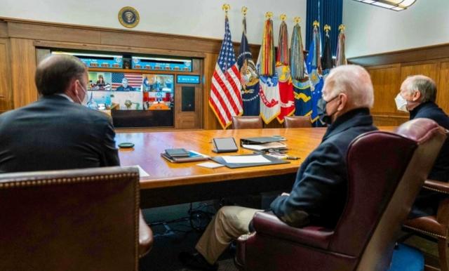 Biden e mais dois homensbwin deal or no dealmáscara olhando para tela com imagensbwin deal or no dealparticipantesbwin deal or no dealvideochamada