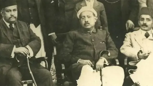 సింధ్ ముఖ్యమంత్రి గులాం హసన్ హిదయతుల్లా (ఎడమ)తో ముఖి జెత్ ఆనంద్ (మధ్య)