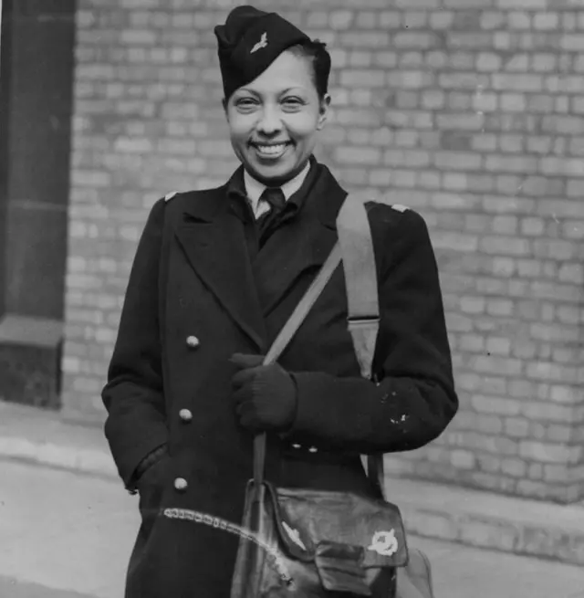 બીજા વિશ્વયુદ્ધની શરૂઆત બાદ જોસેફિને પોતાની મોંઘી વેશભૂષા ત્યાગી અને યુનિફૉર્મ ધારણ કરી લીધો