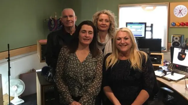 روبين ولورين مع كات وايتاواي (يسار) و فانيسا فيلتز بعد برنامج جيرمي فين