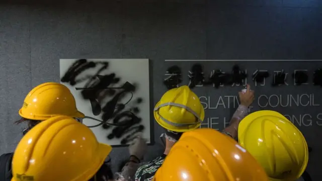 протестующие в парламенте