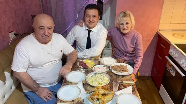 युक्रेनचे अध्यक्ष वोलोदिमीर झेलेन्स्की यांचे हे दुर्मिळ 10 फोटो पाहिलेत का?